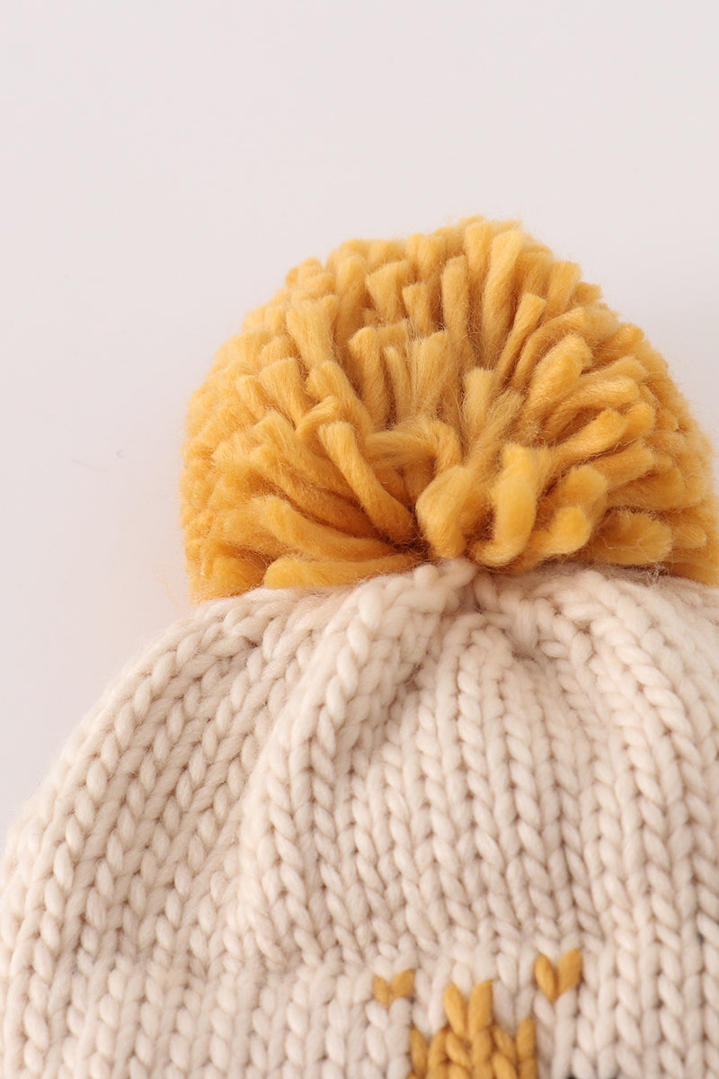 Beige pompom bee cable beanie